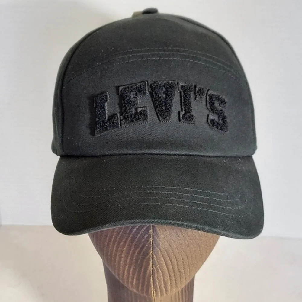 Levi's Black Snapback Baseball Cap‎ Levi's Logo in bold letters Embroidered